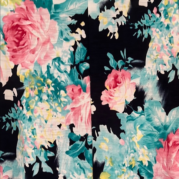 Beautiful Floral Sleeveless Flowy Tank Top - Picture 4 of 5